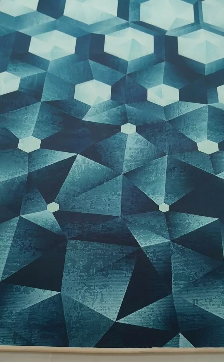 Foto de un cliente de su tapete de hexágonos azules extendido en el piso