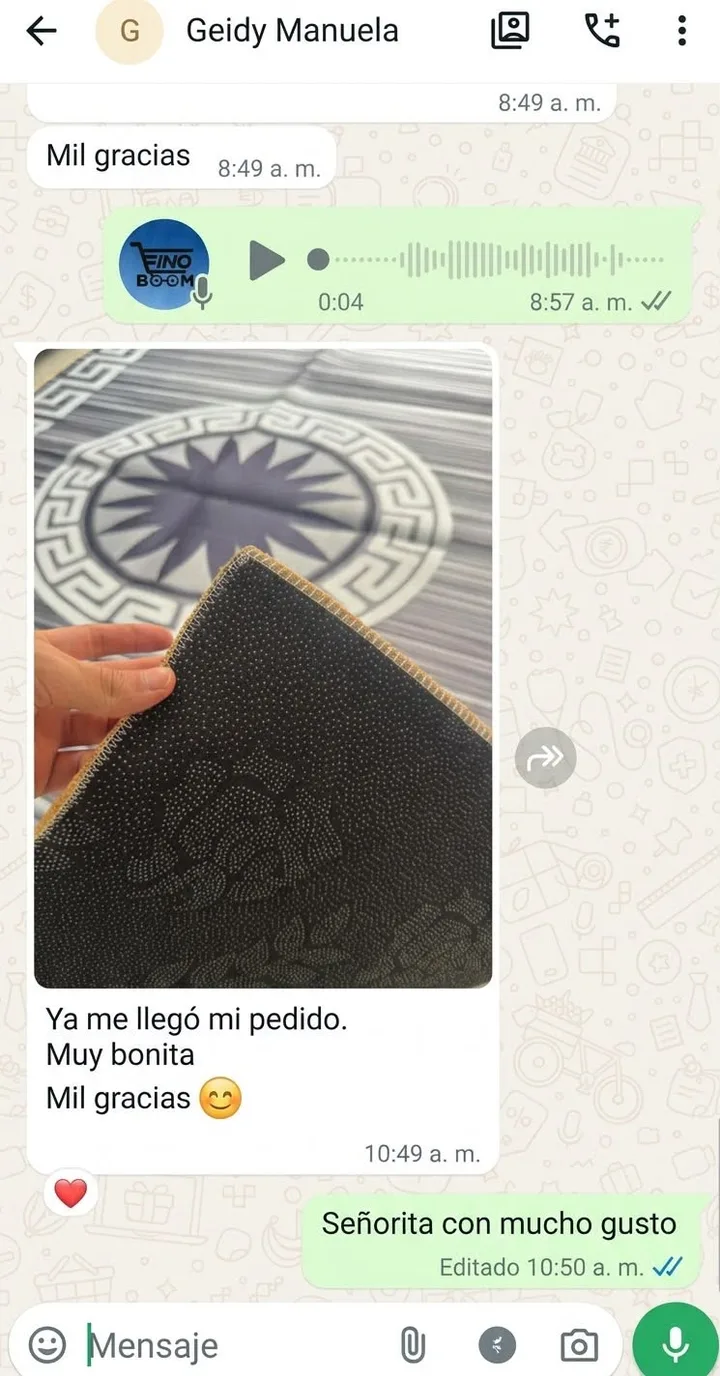 Chat de WhatsApp de una clienta: 'Ya me llegó mi pedido. Muy bonita', mostrando la base antideslizante del tapete Helios Grafito