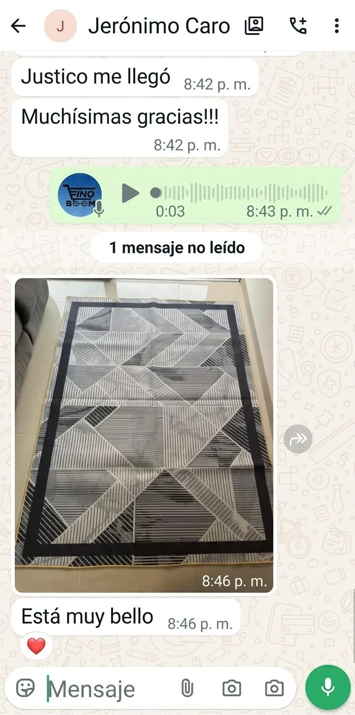 Chat de WhatsApp de un cliente: 'Justico me llegó. Está muy bello', con la foto del tapete Grafito Lineal